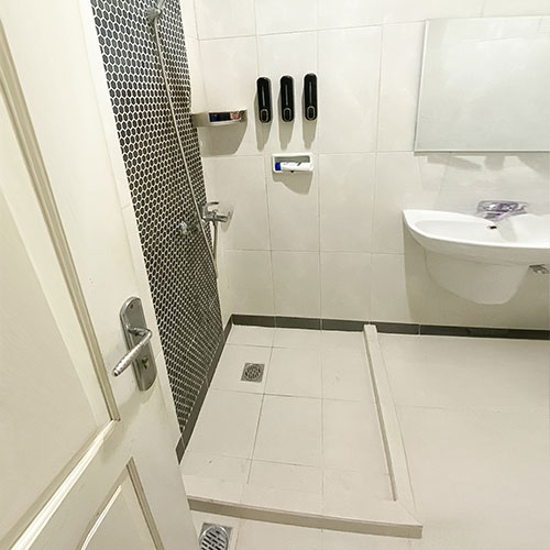 SHOWER-SCREEN-JAGAKARSA, sekat ruangan minimalis kamar mandi