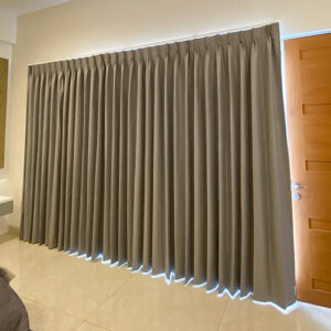CURTAIN-PLUIT
