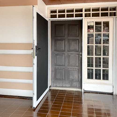 PINTU-BAJA-KEBAYORAN